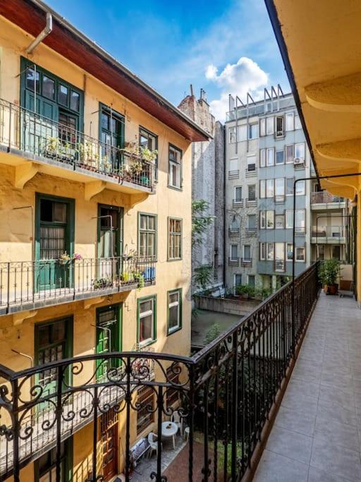 Mexicopo Apartment With Garage Budapest Bagian luar foto